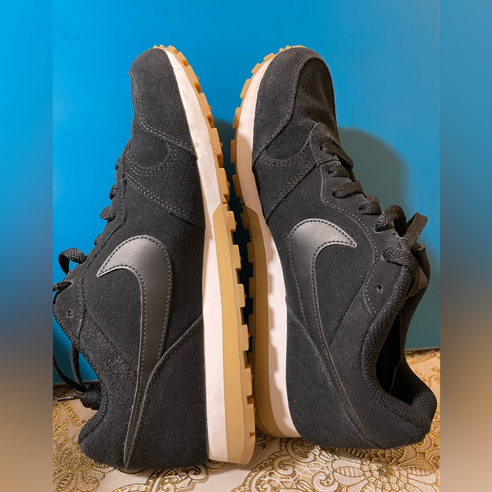 Nike Womens MD Runner 2 SE Trainers AQ9121 Black Rose Gold 001) EUC.Woman’s sz 9